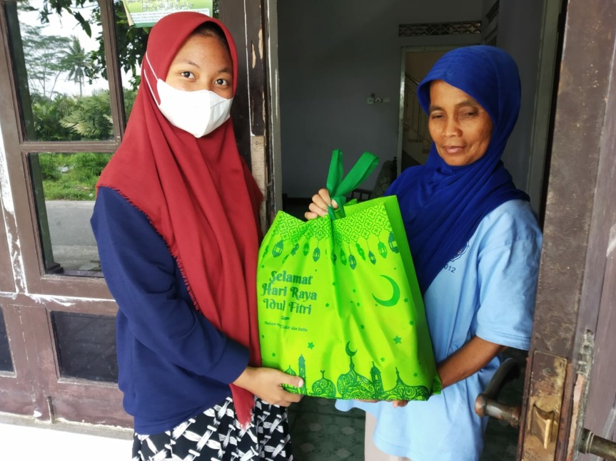 BERBAGI : Siswa SMA Al Husein Salam, Kabupaten Magelang membagikan sembako pada warga sekitar sekolah. (IST)