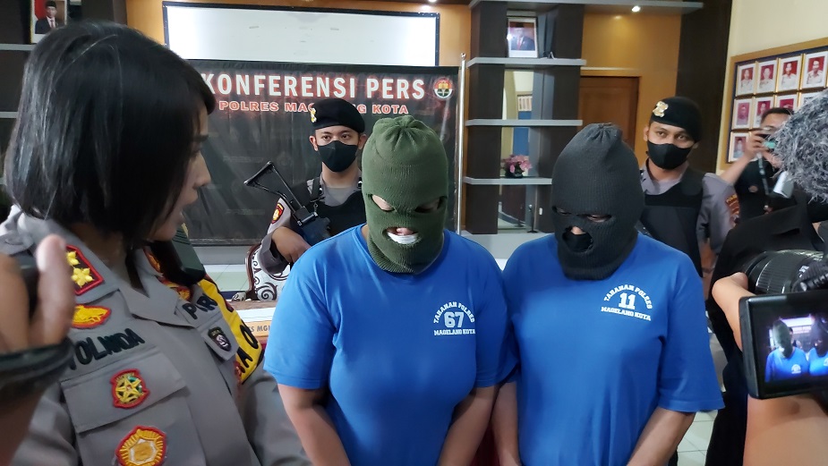 Tersangka LT dan WT dihadirkan dalam gelar kasus di aula Polre Magelang Kota, Jumat, (15/7/2022). Keduanya menangis menyesali perbuatannya. (Puput Puspitasari/Radar Magelang)