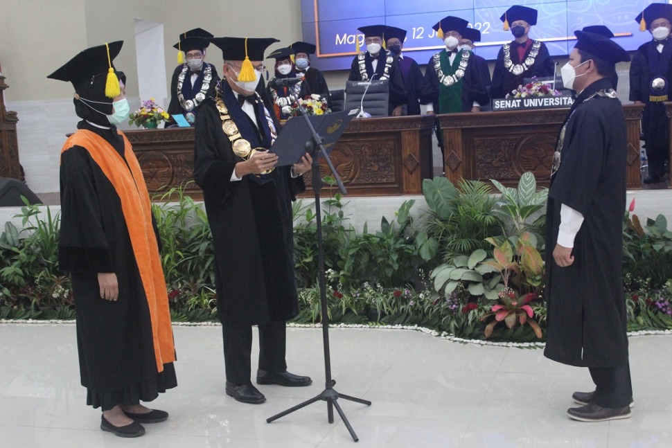 Rektor Untidar Magelang Prof. Mukh Arifin bersama senat mengukuhkan Prof. Dr. Suyitno menjadi guru besar baru ilmu metalurgi Selasa (12/7). (Rofik Syarif G P/Jawa Pos Radar Magelang)