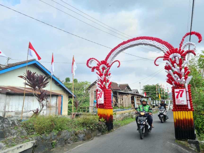 Gapura botol plastik berdiri di kampung Poncol, Kelurahan Gelangan, Kecamatan Magelang Tengah, Kota Magelang. (Puput Puspitasari/Radar Magelang)