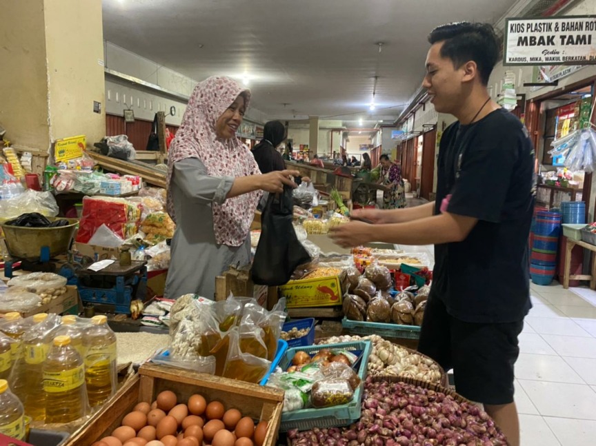 HARGA NAIK : Seorang pedagang di Pasar Secang sedang melayani pembeli. Harga telur terus merangkak naik. (M. Iqbal Amar/Jawa Pos Radar Magelang)