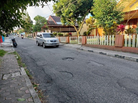 BERLUBANG:  Ruas jalan di wilayah Kalibeber, Mojotengah terlihat berlubang-lubang. Dalam waktu dekat jalan tersebut akan diperbaiki. (Sigit Rahmanto/Radar Magelang)