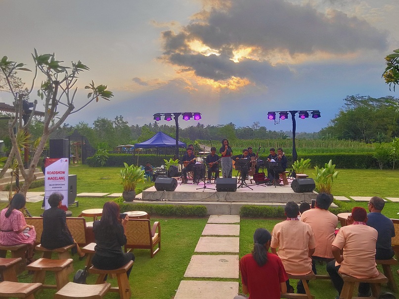 SYAHDU : Roadshow Magelang Gelar Keroncong Svaranusa yang diadakan di Balkondes Wanurejo, Borobudur, Kabupaten Magelang Jumat (19/8). (M. Iqbal Amar/Jawa Pos Radar Magelang)