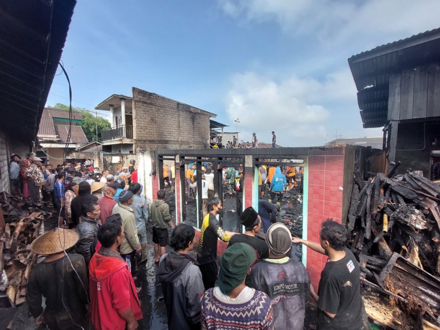 Warga melakukan gotong royong membersihkan rumah Abil Khosim dan Mat Rohim yag terbakar,  Sabtu (10/9). (Addin Alftah/Radar Magelang)