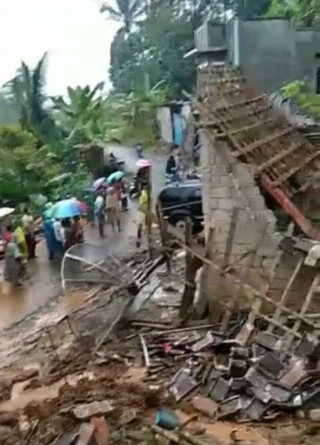 Rumah warga Gondowulan rata dengan tanah akibat longsor Sabtu (10/9/2022)