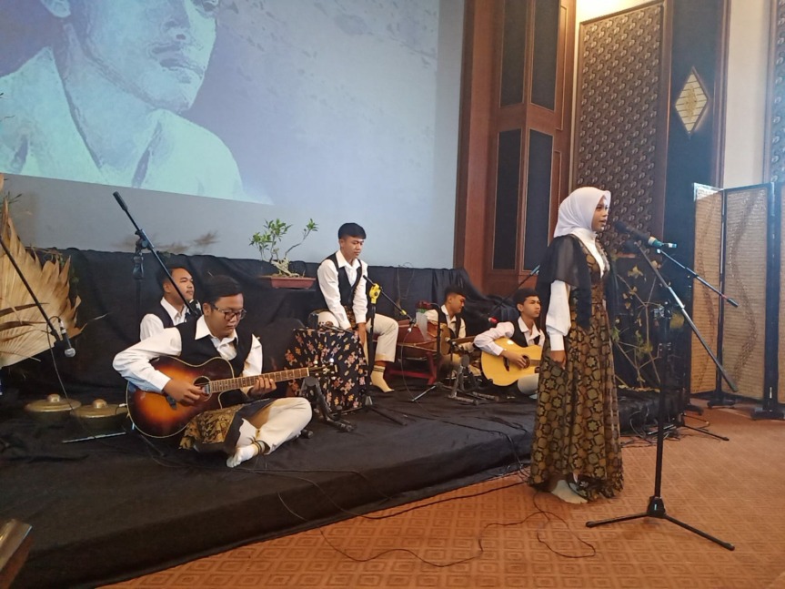 Penampilan salah satu peserta dalam Festival Musikalisasi Puisi Tingkat SMA/SMK/MA Provinsi Jawa Tengah 2022 yang diadakan Oleh Balai Bahasa Provinsi Jateng di Hotel Giriya Persada, Kabupaten Semarang, Sabtu (17/9/2022).