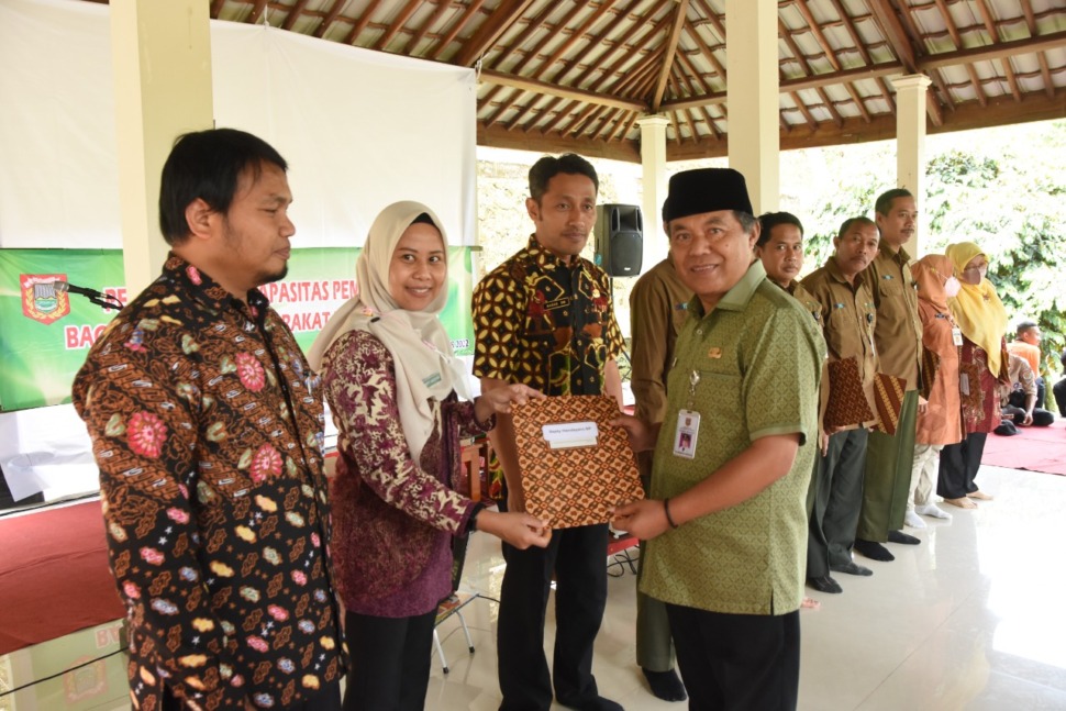 Wakil Bupati Wonosobo Muhammad Albar menyerahkan penghargaan kepada tim pembina Kalpataru 2022 pada acara peningkatan kapasitas kemampuan pembibitan bagi organisasi masyarakat dan komunitas di Arboretum Kalianget, Selasa (20/9/2022). (IST)
