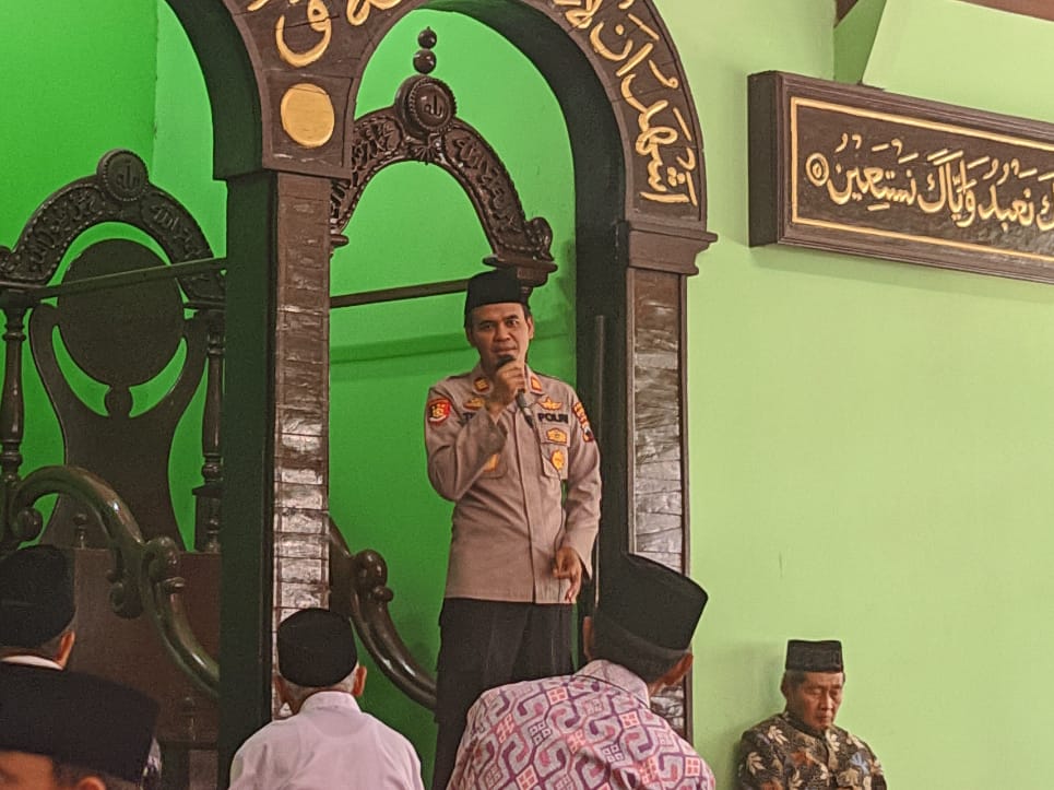 SAFARI : Kapolsek Muntilan AKP Abdul Muthohir safari salat Jumat di Masjid Kyai Raden Santri Gunungpring, Jumat (23/9/2022). (IST)