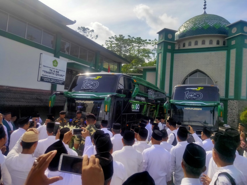 Bus NUGO International milik PCNU Kabupaten Magelang dilaunching Sabtu (29/10/2022). Armada tersebut melayani keperluan ziarah dan rekreasi (zarkasi). (M. Iqbal Amar/Jawa Pos Radar Magelang)