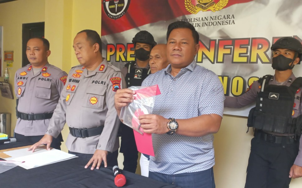 BARANG BUKTI: Kasatreskrim Polres Wonosobo AKP Achmad Sugeng menunjukan barang bukti kunci T yang digunakan pelaku untuk mencuri motor. (IST)