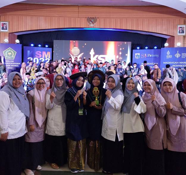 JUARA DUA : Tim MTS NU Banat Kudus, meraih juara 2 di ajang MYRES 2022 di Jakarta. (IST)