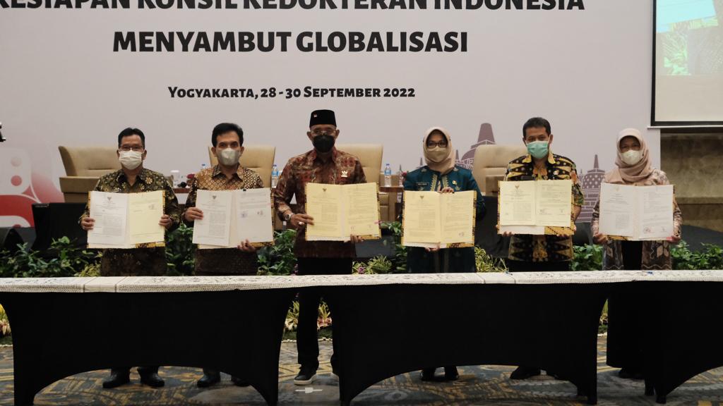 Sekda Kota Magelang Joko Budiyono (kiri) menunjukkan nota kesepakatan tentang pemanfaatan data surat tanda registrasi (STR) dan data surat izin praktik (SIP) dokter dan dokter gigi, Kamis, (29/9) di Jogjakarta. (IST)