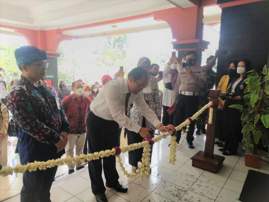 Sekretaris Badan Bahasa, Hafidz Muksin memotong pita peresmian pindah kantor Balai Bahasa Provinsi Jawa Tengah ke gedung baru di Ungaran, Senin (14/11/2022). (IST)