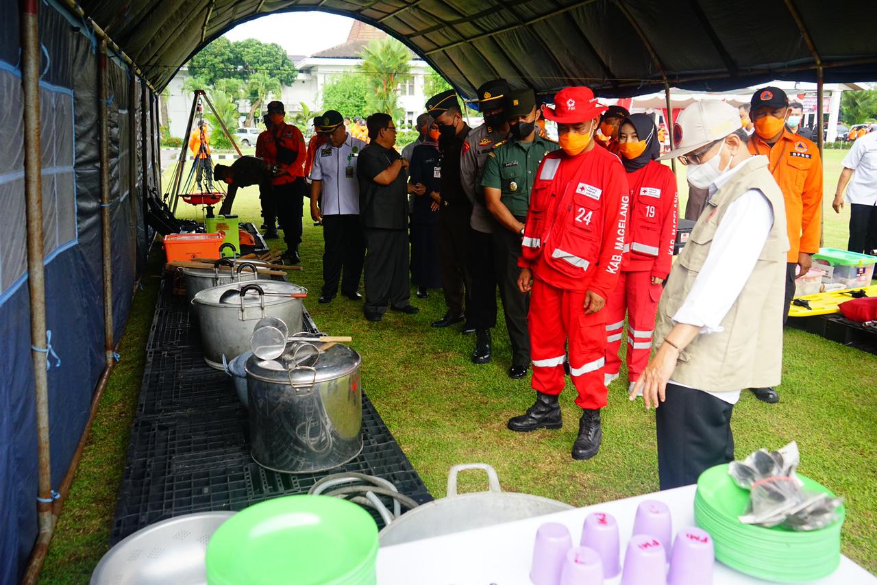 Sekda Kabupaten Magelang Adi Waryanto didampingi Kalakhar BPBD Kabupaten Magelang dan jajaran forkompimda meninjau kesiapan personel dan peralatan kebencanaan Rabu (16/11/2022). (IST)