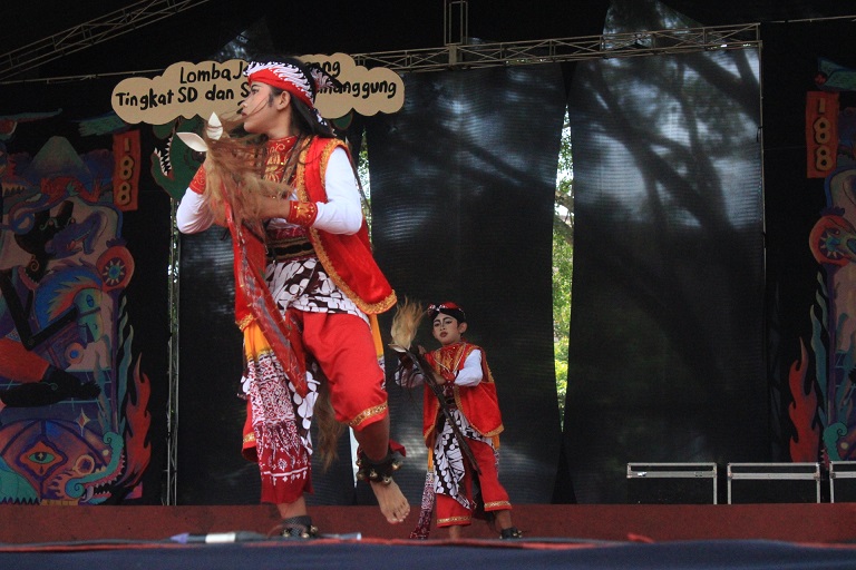 Penampilan dari salah satu peserta lomba jarang kepang di Alun-alun Temanggung, Selasa (22/11/2022). (ADDIN ALFATH/ JAWA POS RADAR MAGELANG)