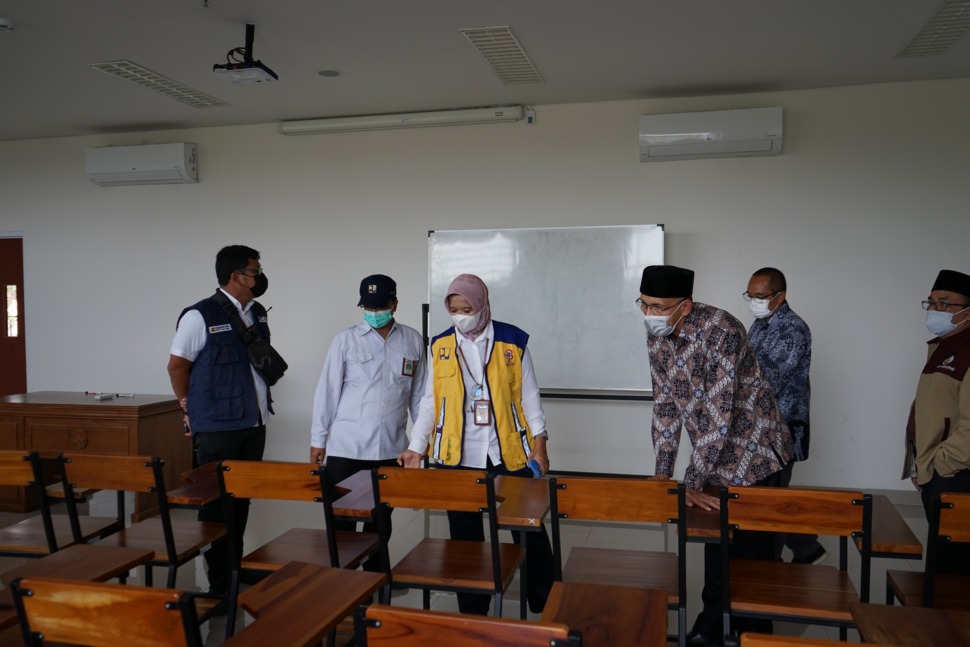 Direktur Prasarana Strategis Direktorat Jenderal Ditjen Cipta Karya Kementerian PUPR, Ir. Essy Asiah bersama Rektor Untidar Magelang Prof. Dr. Ir. Mukh. Arifin mengecek gedung baru di Kampus Sidotopo, kemarin (22/11/2022). (IST)