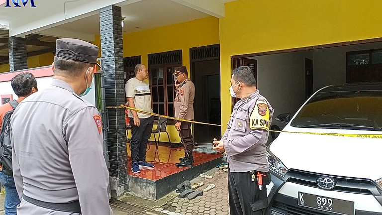 Plt. Kapolresta Magelang AKBP Mochammad Sajarod Zakun saat berkomunikasi dengan terduga pelaku DD. (ROFIK SYARIF G P/RADAR MAGELANG)