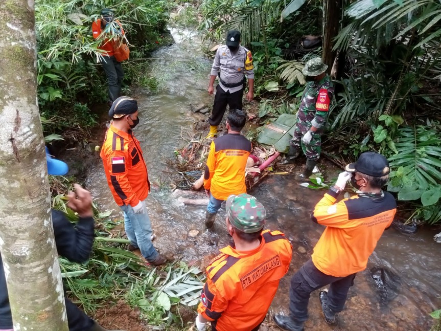 Tim terdiri dari BPBD Wonosobo, TNI, Polri, relawan dari berbagai kecamatan dan warga mengevakuasi nenek Kasduri yang tewas di pinggir kali. (IST)