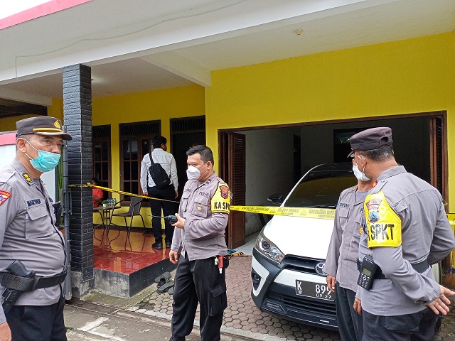 Petugas Polresta Magelang sedang olah TKP di kampung Prajenan, Mertoyudan, Senin (28/11/2022). ROFIK SYARIF G P/RADAR MAGELANG