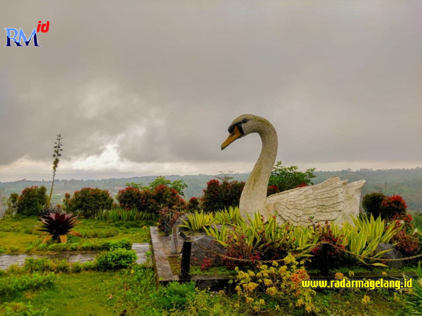 Patung angsa ikon utama objek wisata Gunung Gupak di Desa Wulunggunung, Sawangan, Kabupaten Magelang. (M. Iqbal Amar/Jawa Pos Radar Magelang)