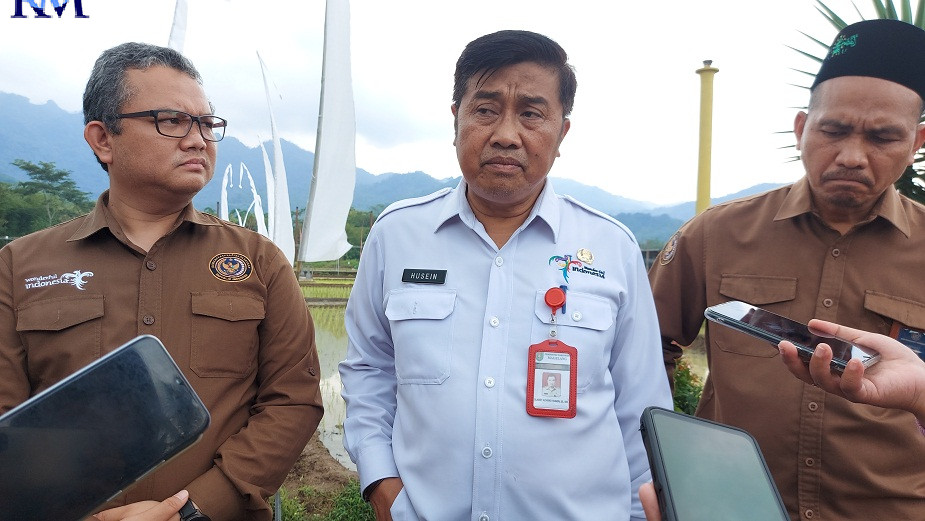 Kepala Disparpora Kabupaten Magelang Achmad Husein (tengah). (PUPUT PUSPITASARI/ RADAR MAGELANG)