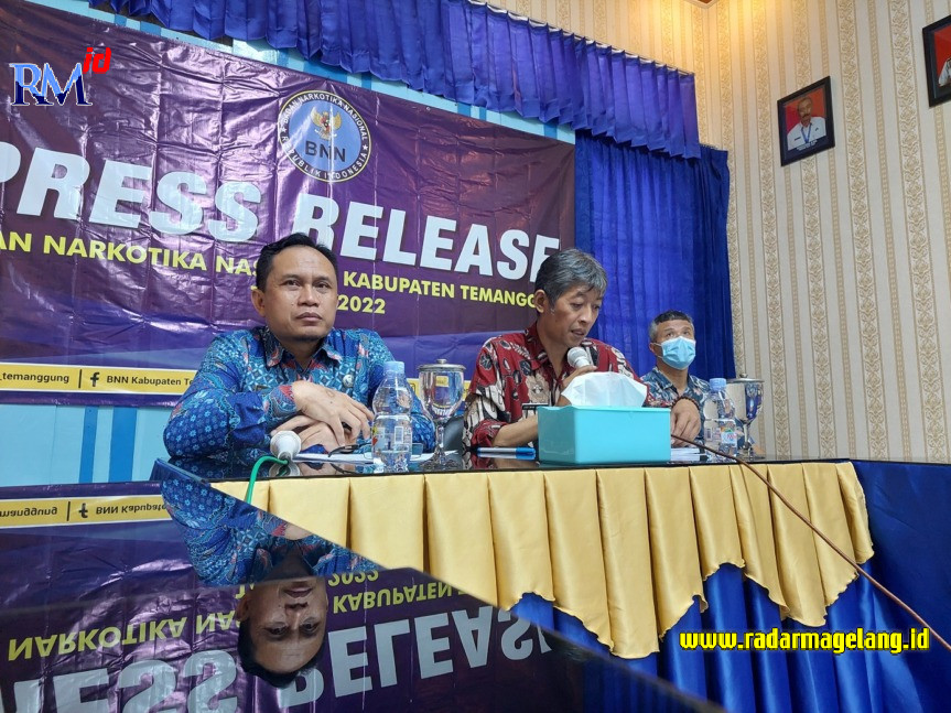 Kepala BNNK Temanggung AKBP Triatmo Hamardiyono saat pers rilis di kantor BNNK Temanggung, Kamis (29/12/2022). (ADDIN ALFATH/ JAWA POS RADAR MAGELANG)