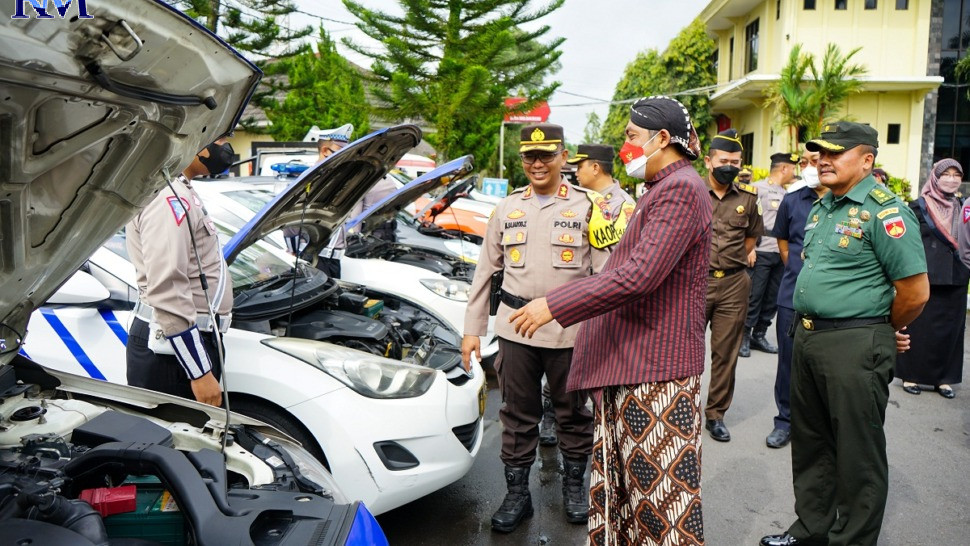 Bupati Magelang Zaenal Arifin saat meninjau kelengkapan sarana dalam apel Operasi Lilin Candi, Kamis (22/12). (IST)