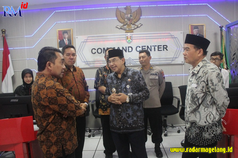Wakil Wali Kota Magelang bersama Subkoordinator Infrastruktur Keperluan Khusus, Direktorat Pengembangan Pita Lebar Kemenkominfo meninjau langsung ruangan Call Center 112 di kantor Setda Kota Magelang. (ROFIK SYARIF G P/RADAR MAGELANG)
