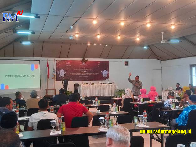 Ketua Divisi Teknis Penyelenggara KPU Kabupaten Magelang Wardoyo menyosialisasikan Peraturan KPU Nomor 10 Tahun 2022 tentang Pencalonan Perseorangan Peserta Pemilu Anggota DPD dapil Jawa Tengah (Jateng) di Ballroom Lily Hotel Trio Front One, Selasa (27/12