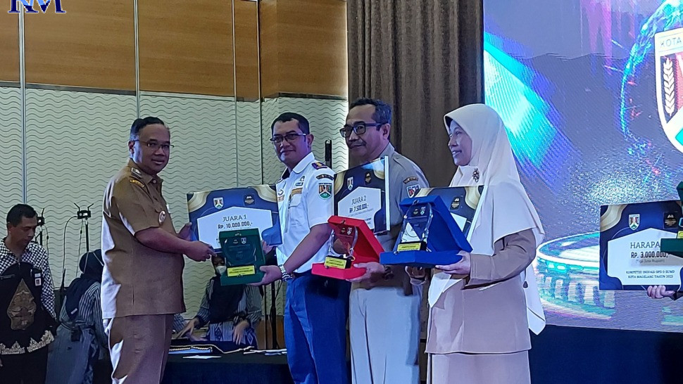 Wali Kota Magelang dr Muchamad Nur Aziz menyerahkan penghargaan kepada Kepala Dishub Kota Magelang Candra Wijatmiko Adi, kemarin (5/12/2022). (PUPUT PUSPITASARI/RADAR MAGELANG)