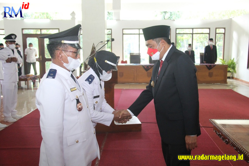 Bupati Magelang Zaenal Arifin menyalami kades yang dilantik kemarin (7/12) di Pendopo drh Soepardi. (IST)