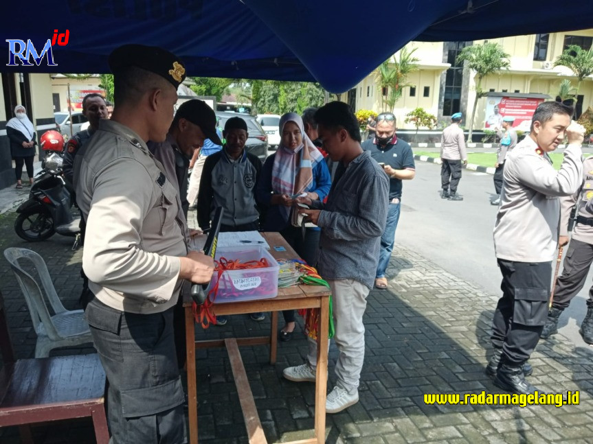 PERKETAT PENGAMANAN: Petugas melakukan pengecekan identitas dan pendataan masyarakat yang berkunjung ke Mapolresta Magelang, Rabu (7/12/2022). (IST)