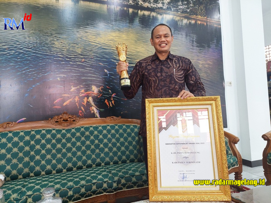 Kepada Bappeda Kabupaten Temanggung Dwi Sukarmei menunjukkan piala penghargaan Innovative Government Award (IGA) 2022 dari Kemendagri. (Addin alfath/radar magelang)