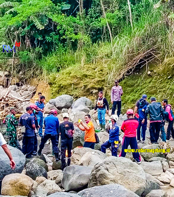 Setelah 15 hari terseret arus Sungai Tangsi dan Sungai Progo, jasad Dani Sugiyarto, 43, ditemukan di Dusun Dangkelan Kulon, Desa Karangtalun, Kecamatan Ngluwar, Kabupaten Magelang, Sabtu (10/12). Korban ditemukan terdampar di bebatuan Sungai Progo.