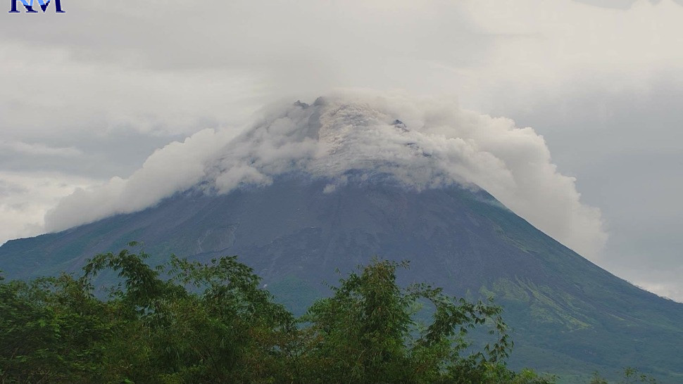 Gunung Merapi saat memuntahkan awan panas guguran pada Jumat pagi (30/12/2022). (Dok Humas BPPTKG)