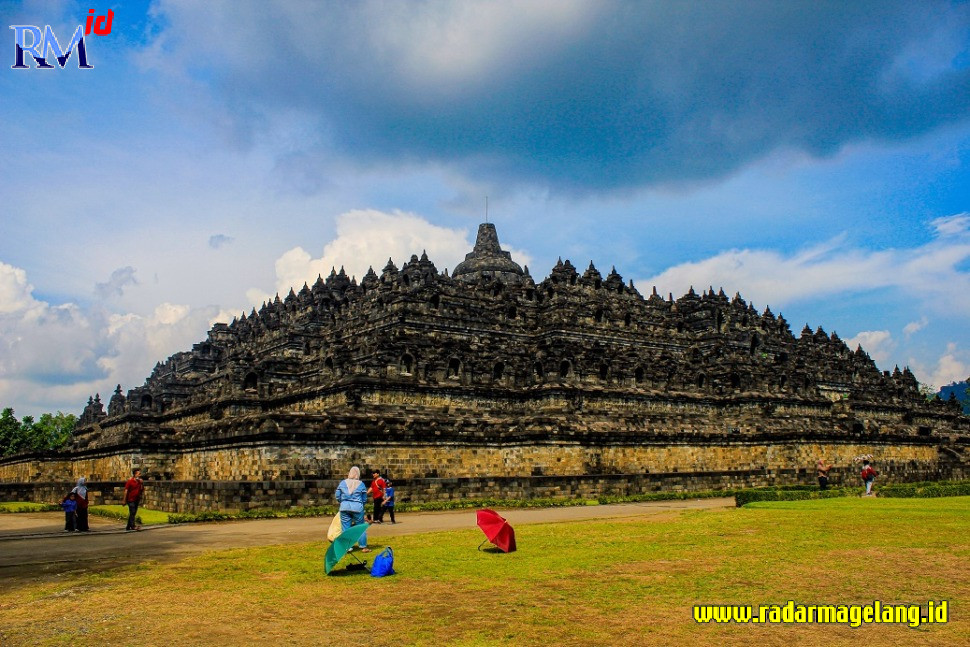 Candi Borobudur dalam libur Nataru memperbolehkan pengunjung naik ke struktur candi dengan pembatasan. (M. Iqbal Amar/Jawa Pos Radar Magelang)