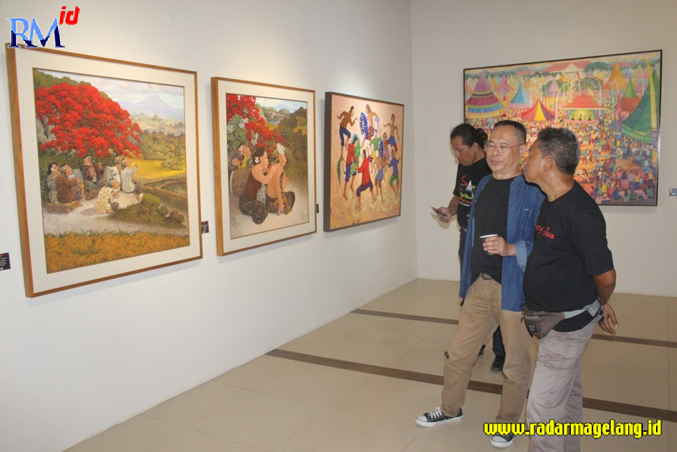 Masyarakat menyaksikan pameran di Limanjawi Art House. Pameran ini digelar hingga Minggu (8/1/2022) tahun depan. (ROFIK SYARIF G P/RADAR MAGELANG)
