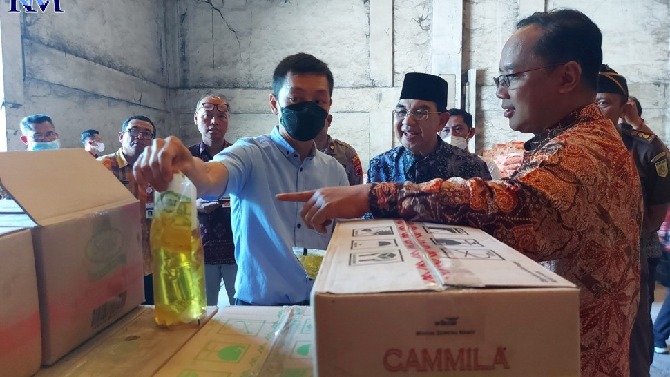 Wali Kota Magelang dr Muchamad Nur Aziz melakukan sidak di gudang distributor kebutuhan masyarakat menjelang Nataru, Selasa, (20/12/2022). (PUPUT PUSPITASARI/JAWA POS RADAR MAGELANG)