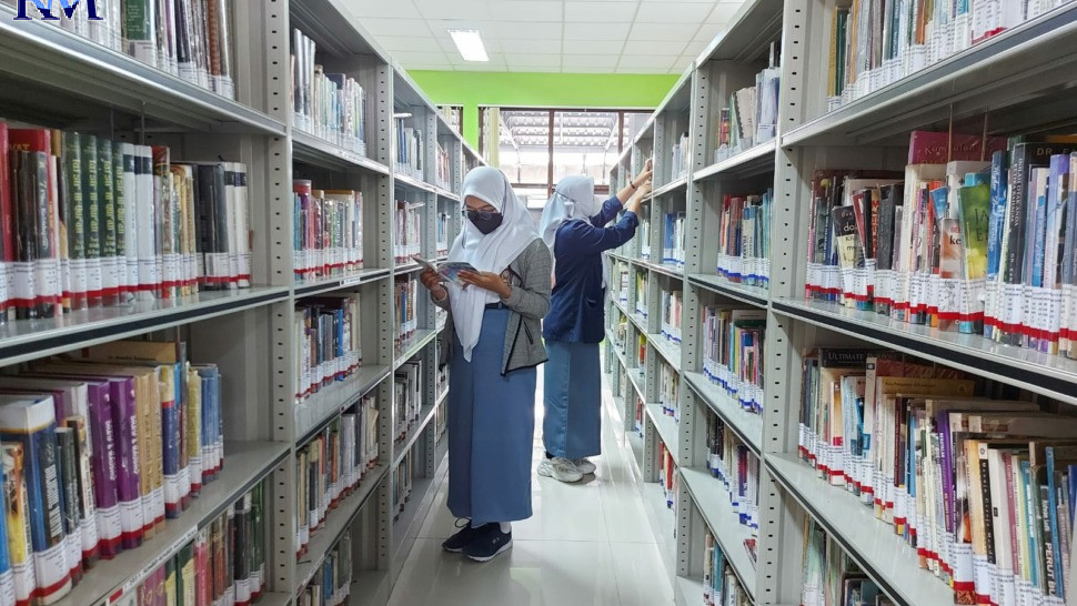 Para pelajar Kota Magelang memilih buku di lorong rak buku Perpustakaan Umum Kota Magelang. (PUPUT PUSPITASARI/JAWA POS RADAR MAGELANG)