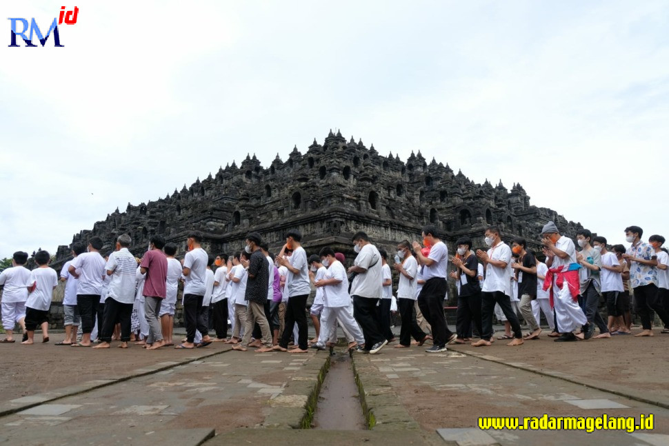 Para peserta mengikuti pradaksina dengan mengitari Candi Borobudur, Magelang, Sabtu (17/12/2022). (IST)