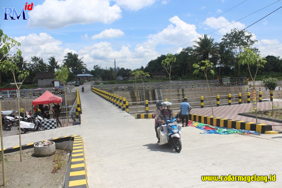 Sabo dam penghubung Desa Menayu dan Desa Ngrajek, Kabupaten Magelang yang sudah bisa dilewati masyarakat. (ROFIK SYARIF G P/RADAR MAGELANG)