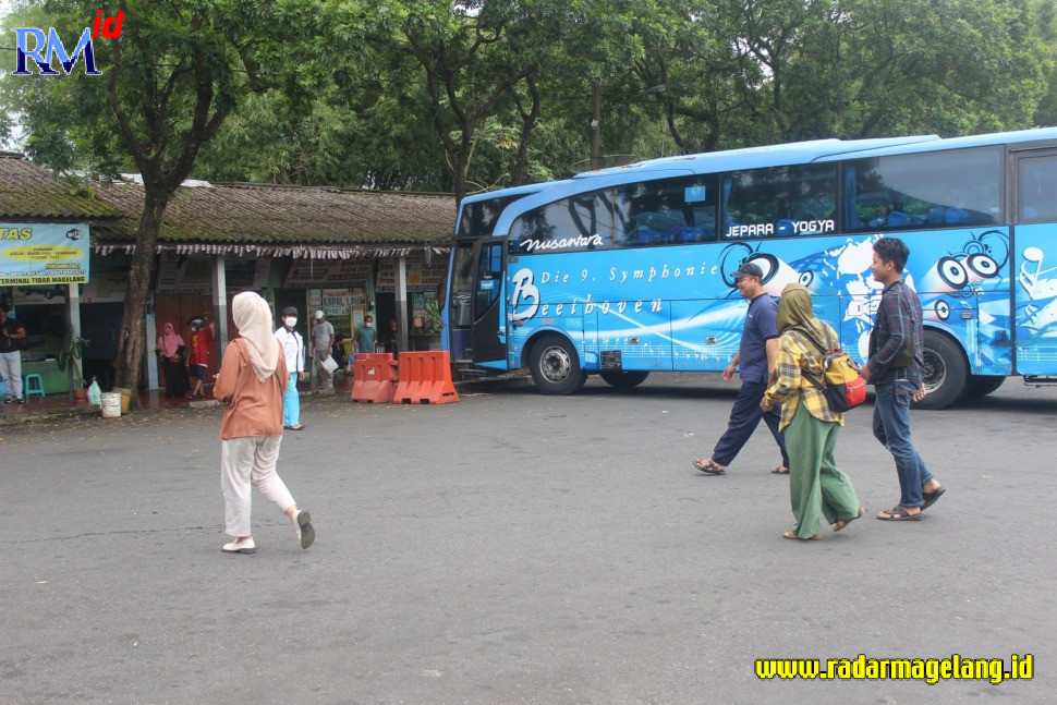 Suasana di Terminal Tidar Magelang, Senin (26/12/2022). Ada peningkatan mobilitas masyarakat selama liburan ini. (ROFIK SYARIF G P/RADAR MAGELANG)