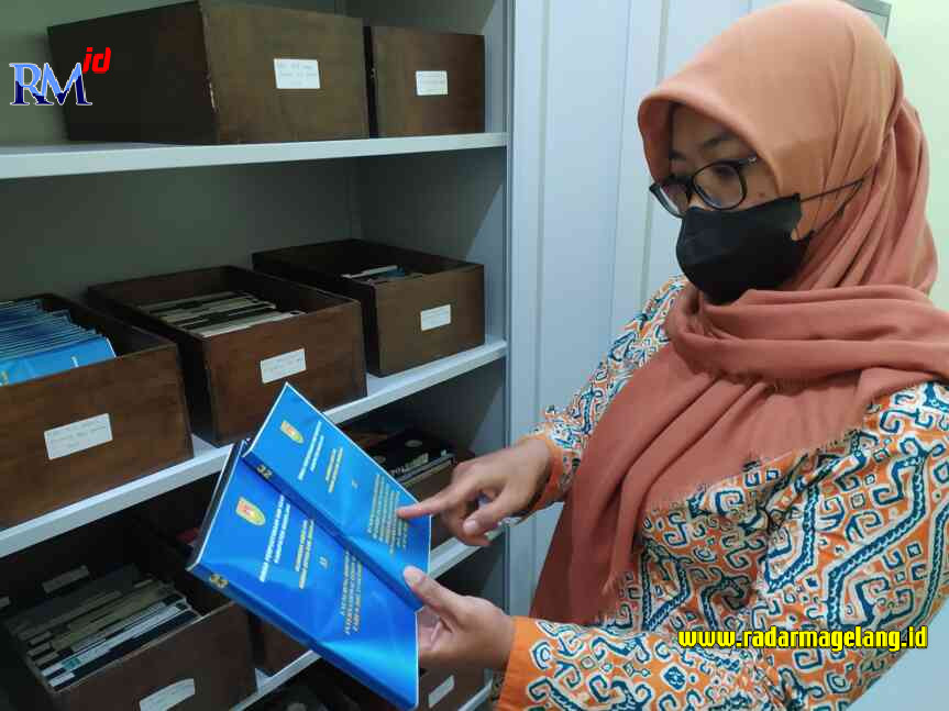 Arsiparis Dispuspa Kabupaten Magelang Ari Parwat saat menunjukkan sebagian arsip. (Fatahillah Al Maliki/Jawa Pos Radar Magelang)