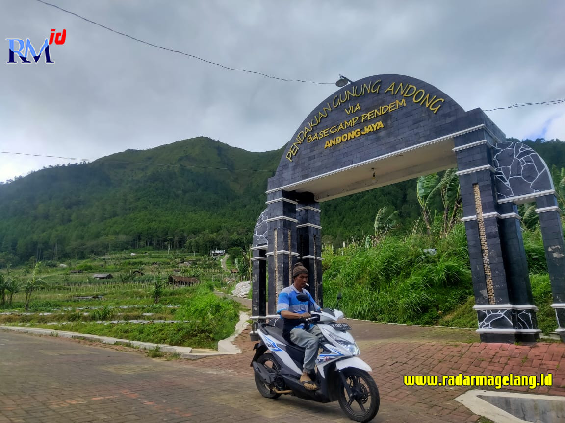 Jalur pendakian ke Gunung Andong via Pendem. Di kawasan gunung tersebut terdapat bunker yang dikira peninggalan penjajah. (M. Iqbal Amar/Jawa Pos Radar Magelang)