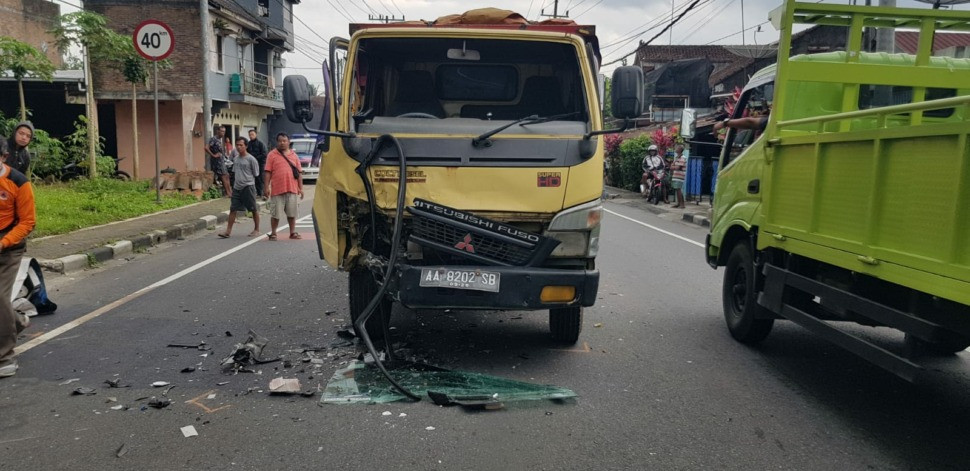 Truk menabrak sepeda motor di Jalan Urip Sumoharjo, Kota Magelang, Senin (9/1) sore. Akibatnya  pengendara motor meninggal di lokasi kejadian. (IST)