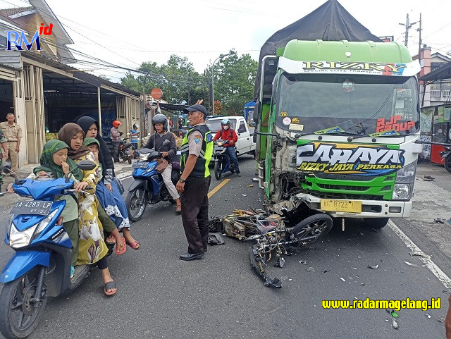 Petugas kepolisian saat mengatur arus lalu lintas di lokasi kecelakaan Jalan Raya Sindoro-Sumbing, Kertek yang menewaskan dua pengendara motor Senin (30/1/2023).