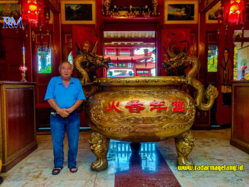 Ketua Umum TITD Hok An Kiong Muntilan Budi Raharjo di samping hiolo atau tempat abu terbesar di Asia Tenggara. (M. Iqbal Amar/Jawa Pos Radar Magelang)