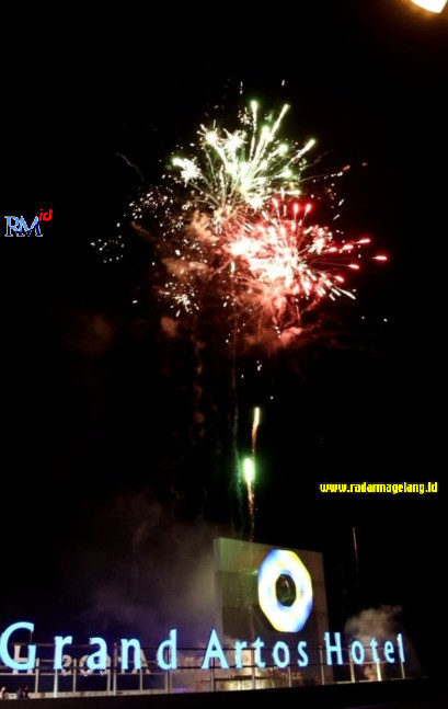 Kembang api diluncurkan dari gedung lantai 9, Limaran Sky Lounge, Grand Artos Hotel and Convention pada malam pergantian tahun baru 2023. (PUPUT PUSPITASARI/JAWA POS RADAR MAGELANG)