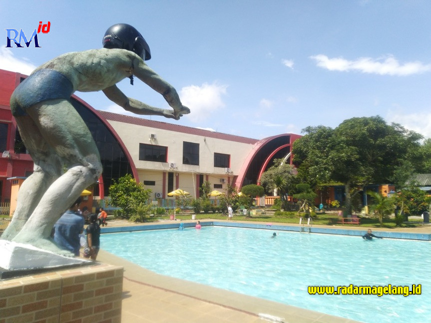 Kolam renang Tirto Asri Water Splash Kowangan Temanggung belum seramai ketika belum ada pandemi. (Alif Wahyu/Radar Magelang)