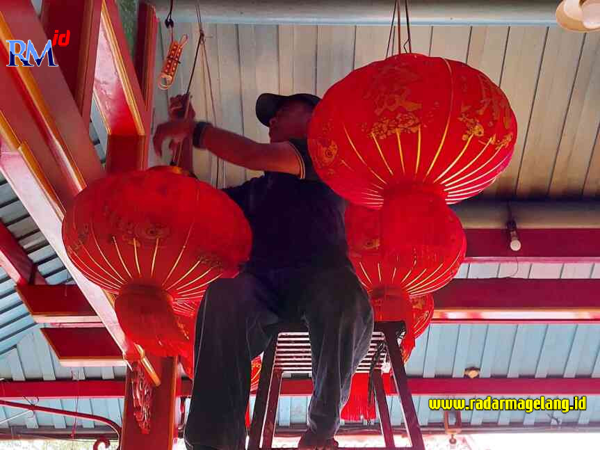 Pengurus sedang memasang lampion di kelenteng Dharma Nugraha Parakan, Temanggung, Selasa (17/1/2023). (ADDIN ALFATH/ JAWA POS RADAR MAGELANG)